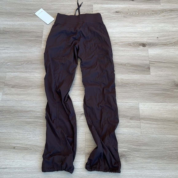 Lululemon Dance Studio Mid-Rise Pant
Regular color espresso woman’s size 0 to 14 - Picture 10 of 10